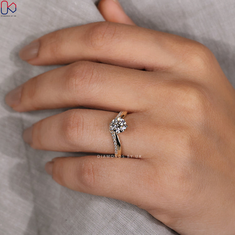 Customise your round diamond engagement ring in yellow gold.
