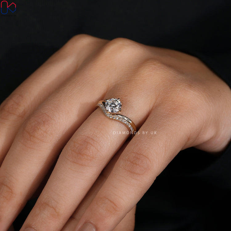 Prong setting round diamond ring in yellow gold.
