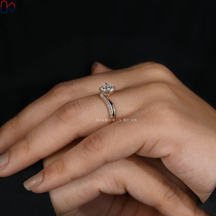Lab Grown Diamond round solitaire ring in yellow gold.
