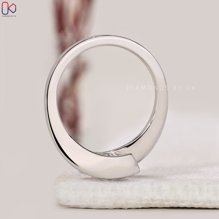 Buy round solitaire diamond engagement ring online.
