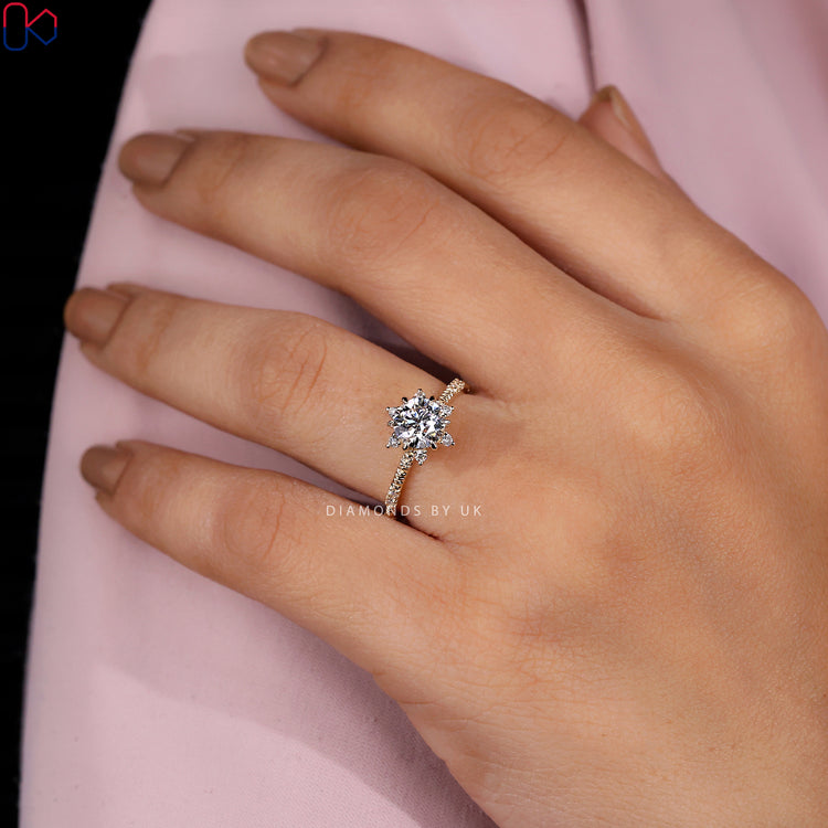 6 prong claw setting on a diamond engagement ring.
