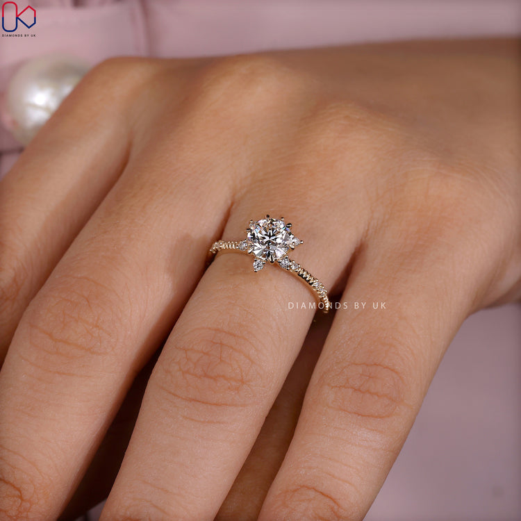 Diamondsbyuk engagement ring in yellow gold with a round cut diamond.
