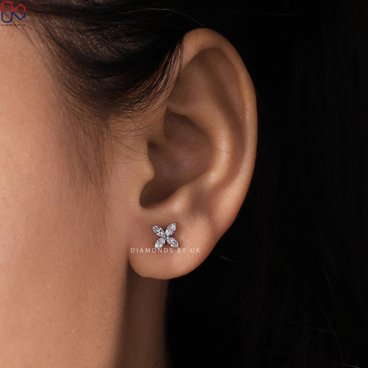 Screw back earrings in white gold with Lab Grown Diamond.
