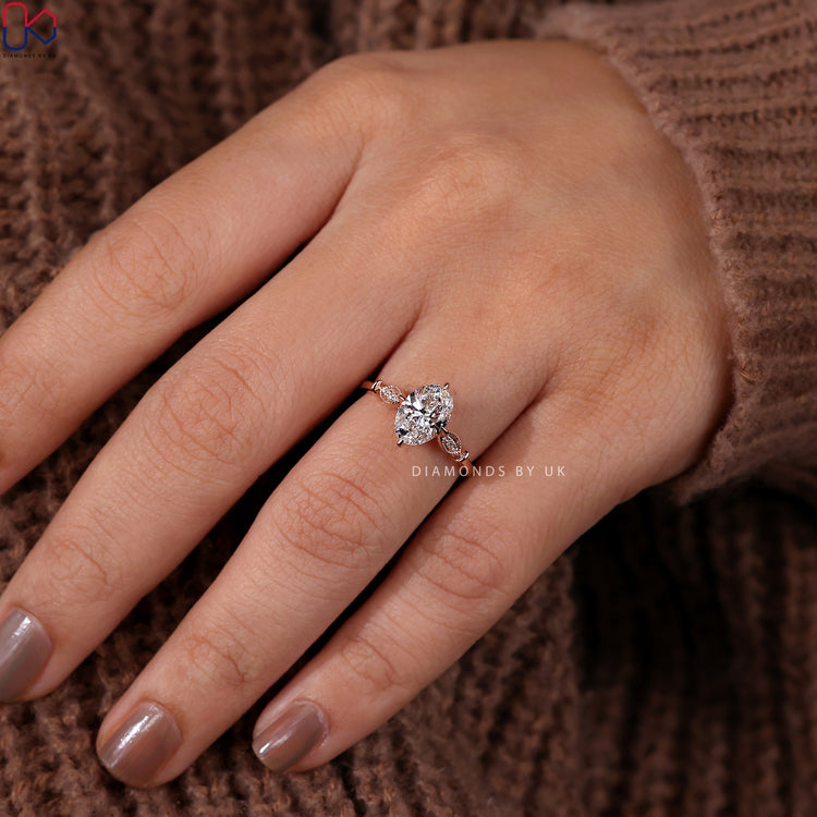 Art Deco diamond ring with vintage-inspired geometric elegance.
