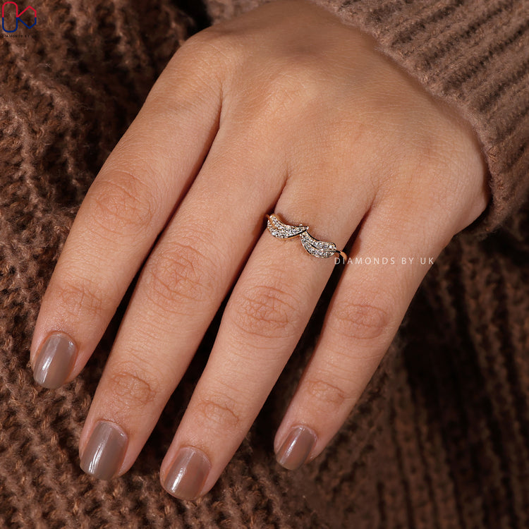 Prong setting ring with a sparkling round diamond centrepiece.
