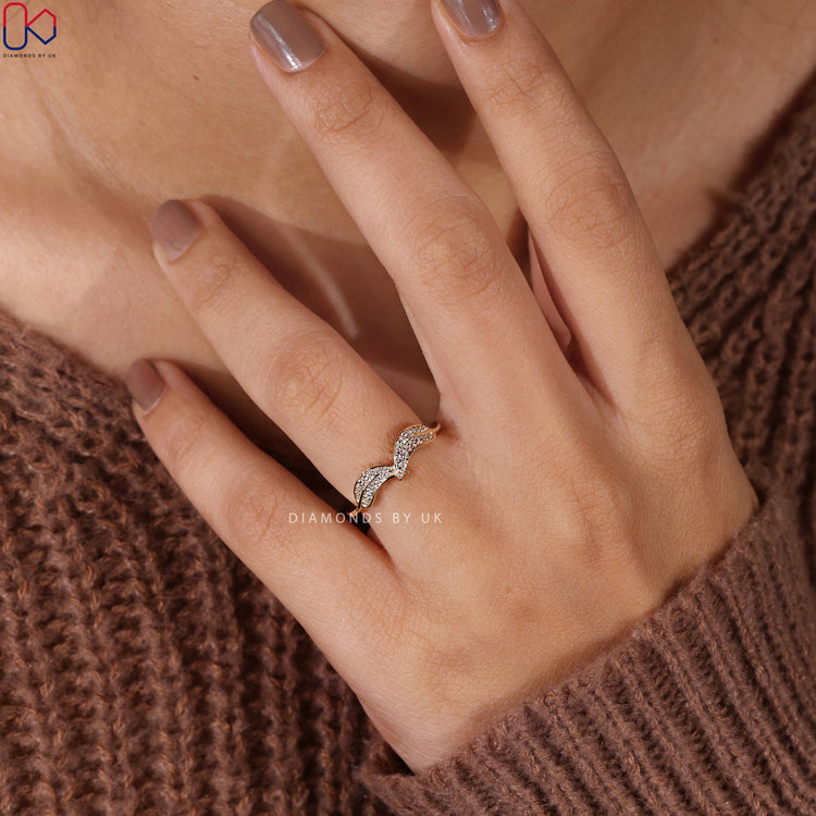 Buy engagement ring featuring a dazzling Lab Grown Diamond.
