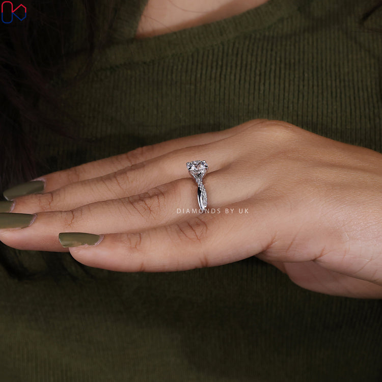 Diamondsbyuk ring with 4 claw prong setting.
