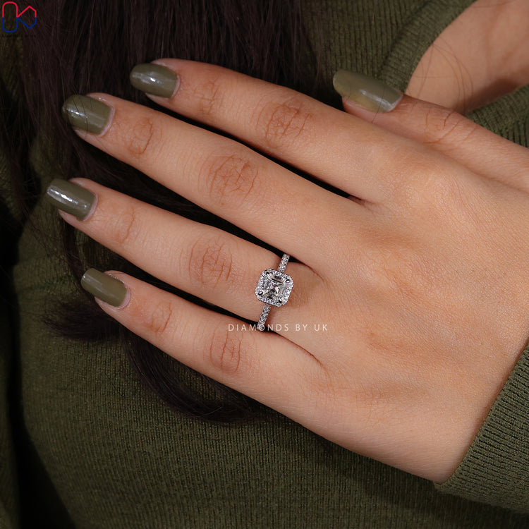 4 claw prong setting on white gold engagement ring.
