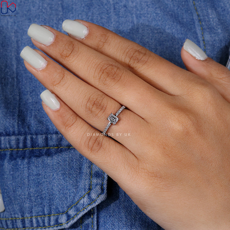 Round cut stones in diamond engagement ring.
