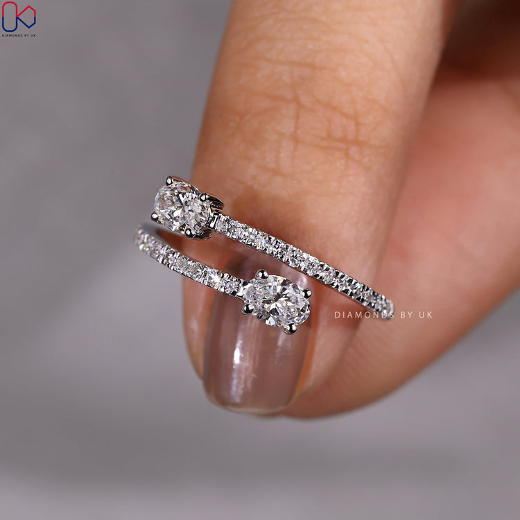 Bypass setting ring with elegant curve detailing.
