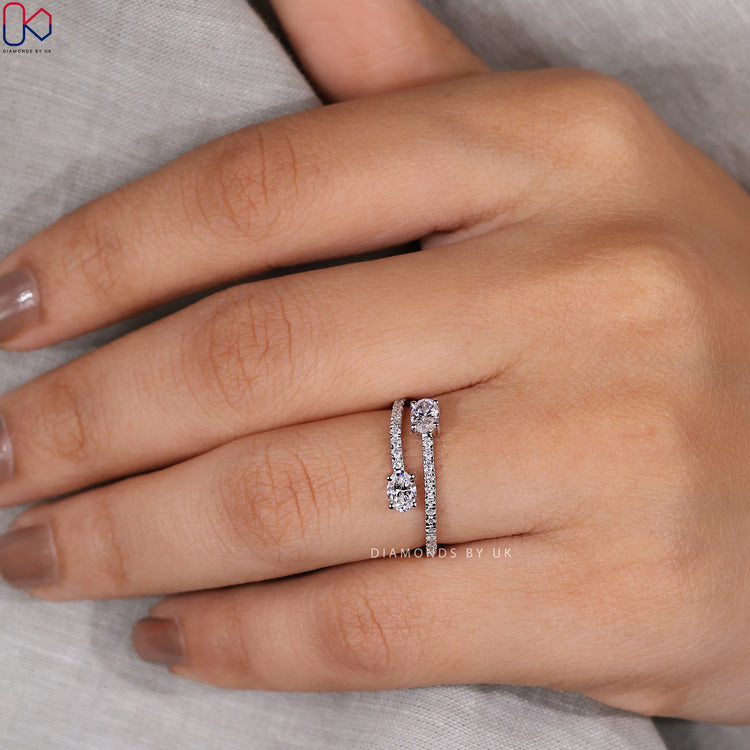 Prong setting ring highlighting a brilliant centre diamond.

