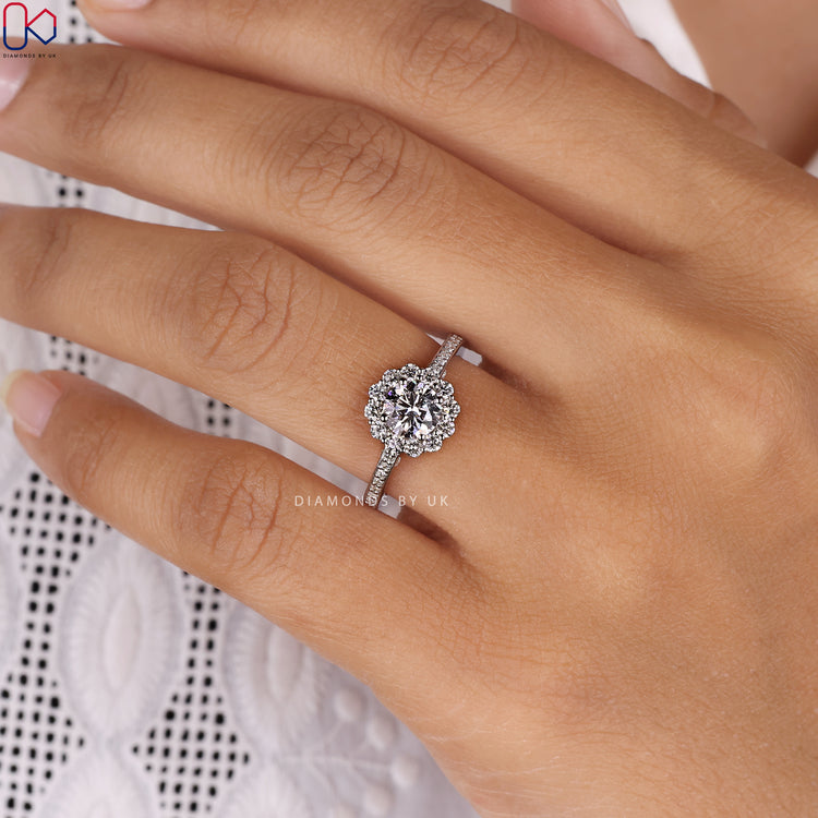 Diamondsbyuk ring with a round diamond in white gold.
