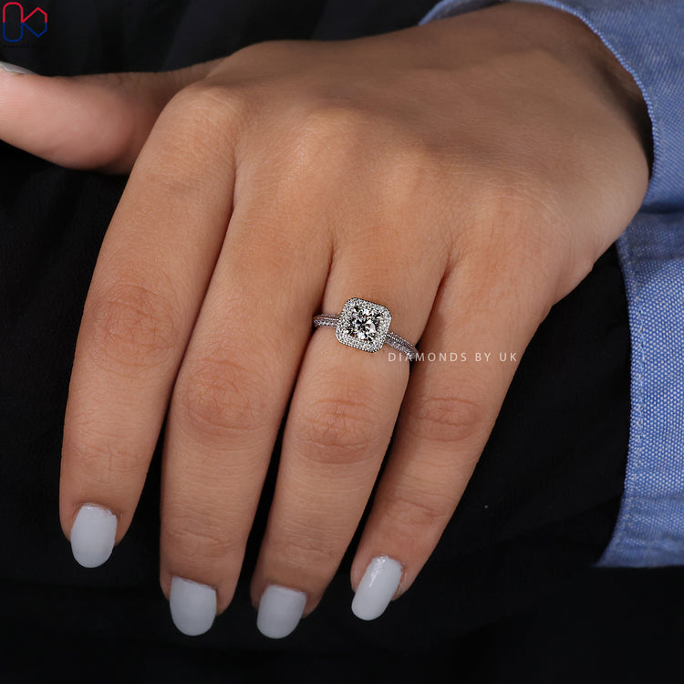 Diamondsbyuk ring featuring exceptional diamonds and elegant design.