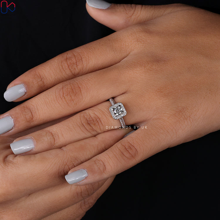 Double side pave ring with sparkling diamonds on both sides.
