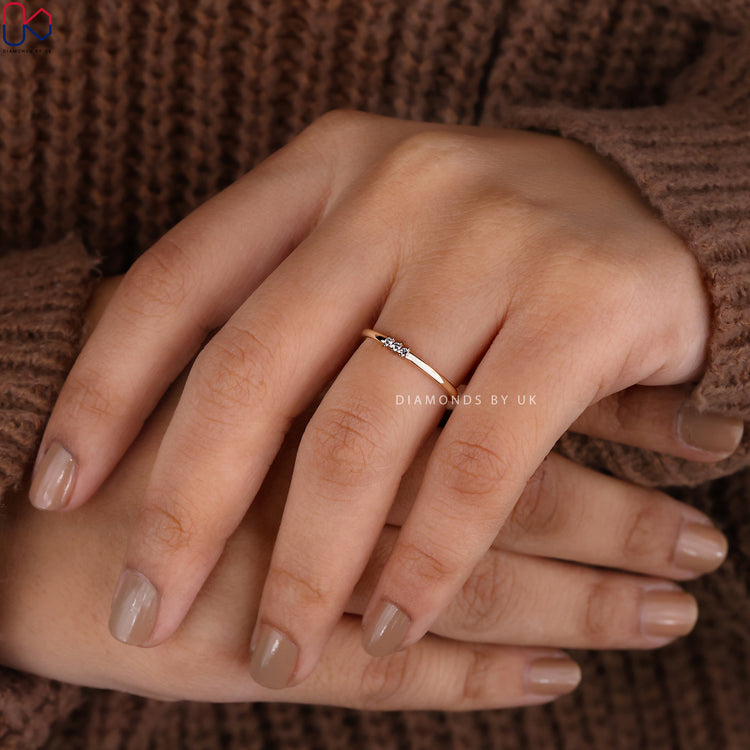 Diamondsbyuk band with stackable three stone layout.
