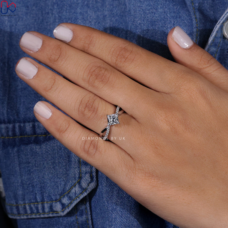Twisted pave ring featuring a brilliant diamond design.
