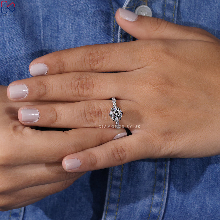 Handmade jewellery with exquisite round diamond setting.
