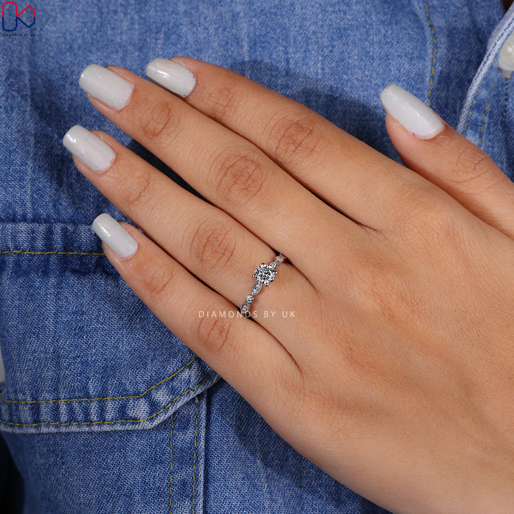 4 prong round diamond ring in white gold.
