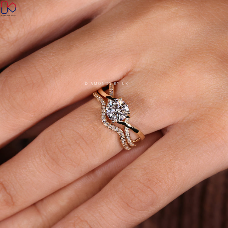 Twisted band design with a pave round cut diamond for a timeless look.
