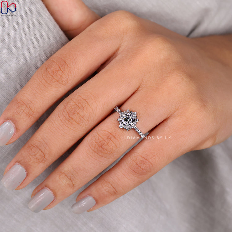 Halo cluster ring with stunning round diamonds in white gold.
