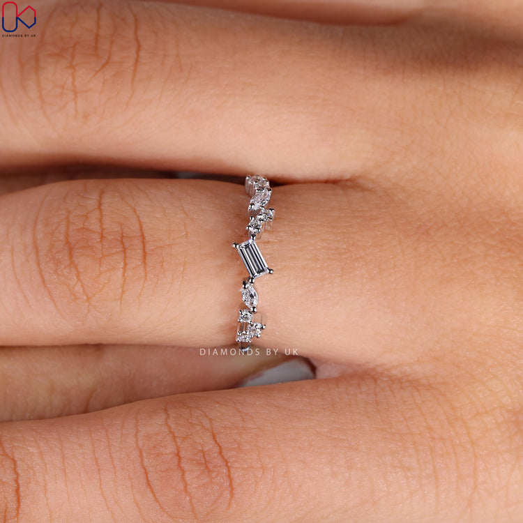 Handmade jewellery that includes zig zag band and Lab Grown Diamond.
