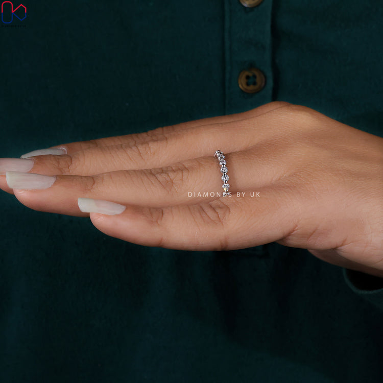 A Diamondsbyuk band with a shared prong setting, perfect for special occasions.
