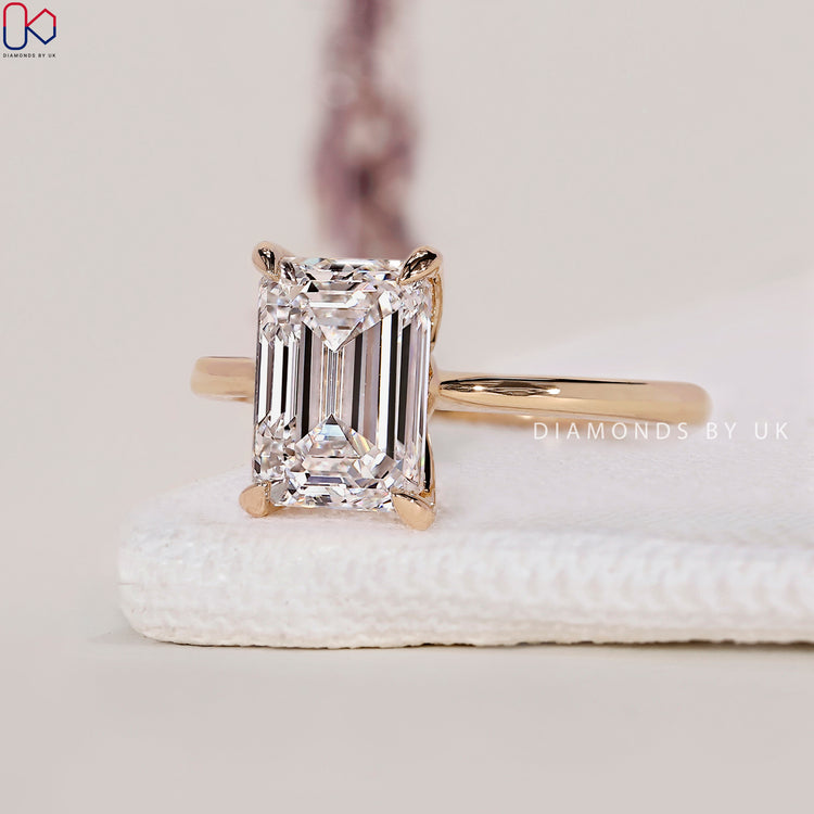 Elegant Solitaire Ring in Yellow Gold
