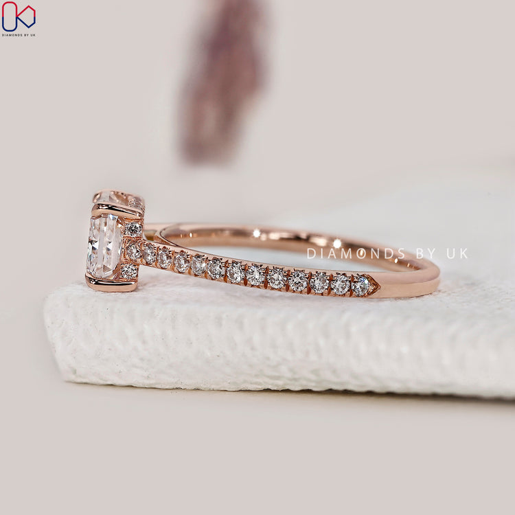 4 claw prong set engagement ring with brilliant diamond.
