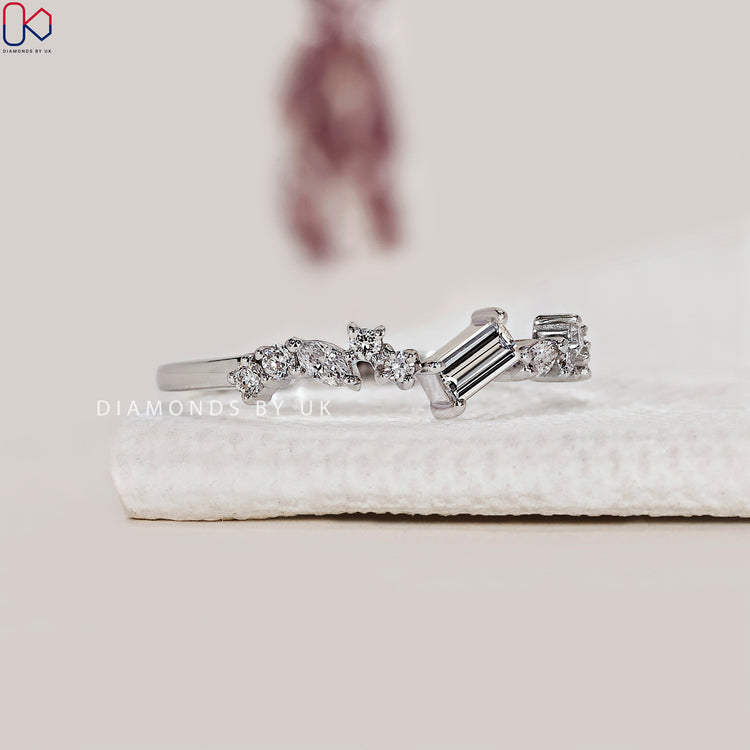 Prong setting band combined with baguette diamond band look.
