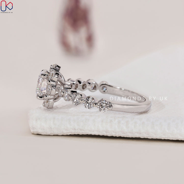 Prong setting ring showcasing a stunning round diamond.
