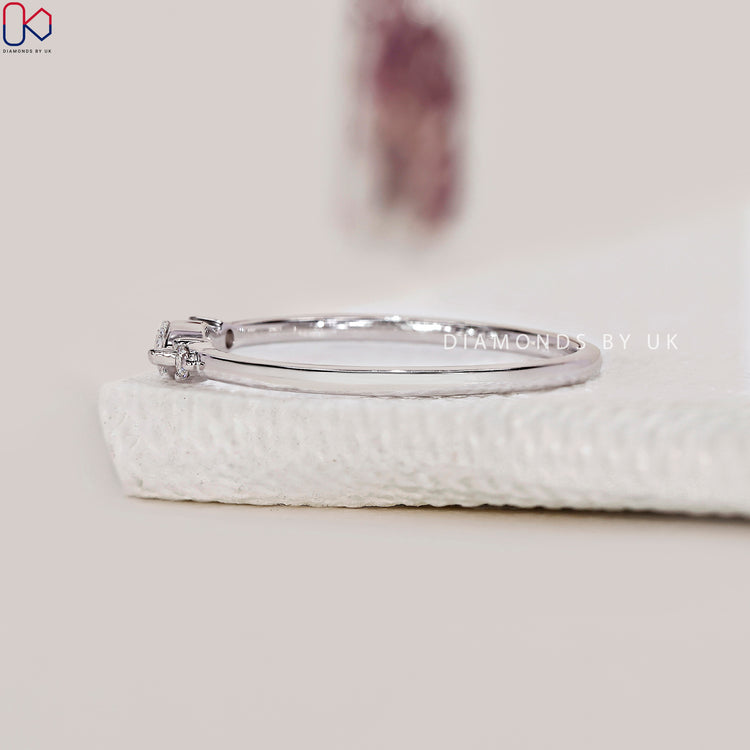 Handmade band with white gold and round cut side stones.
