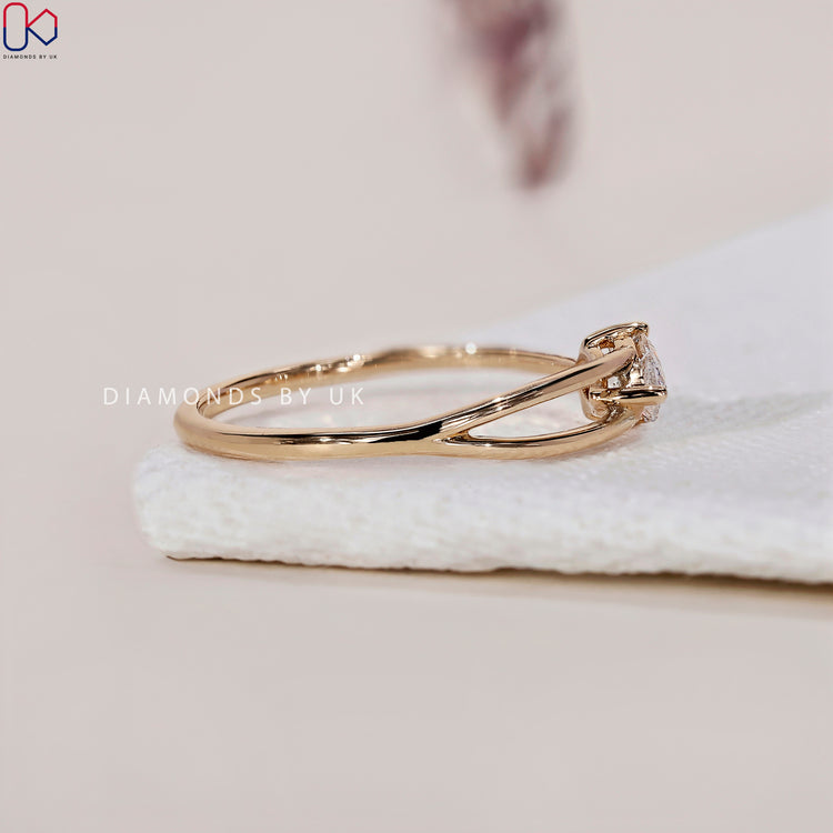 Beautiful pave setting that enhances the brilliance of each diamond.
