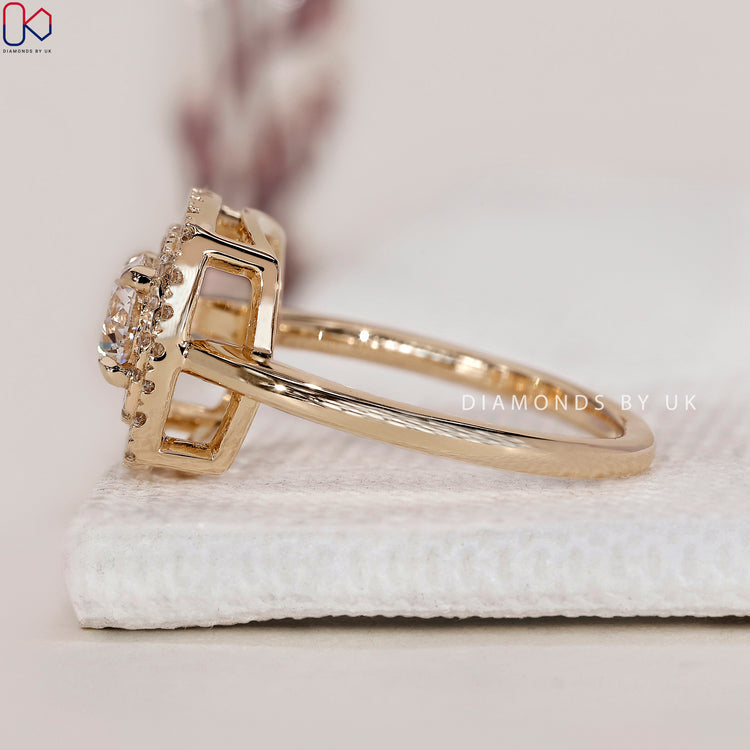 4 Prong Claw Setting for a secure hold.
