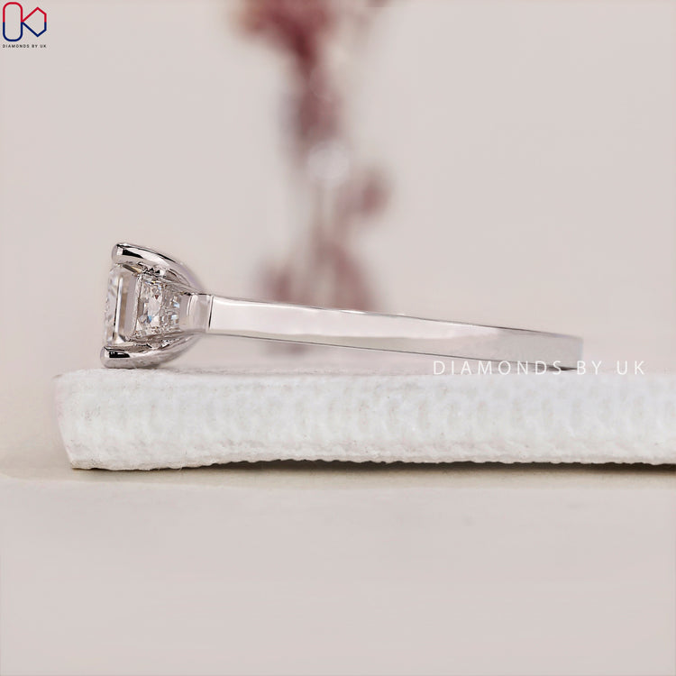Prong setting diamond ring with a classic look.
