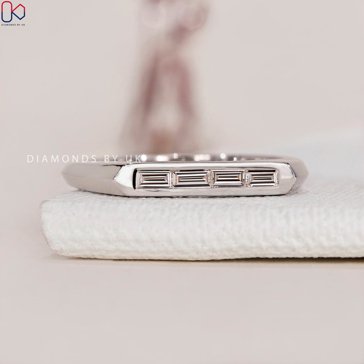 Knife edge wedding band offering a bold and contemporary look.
