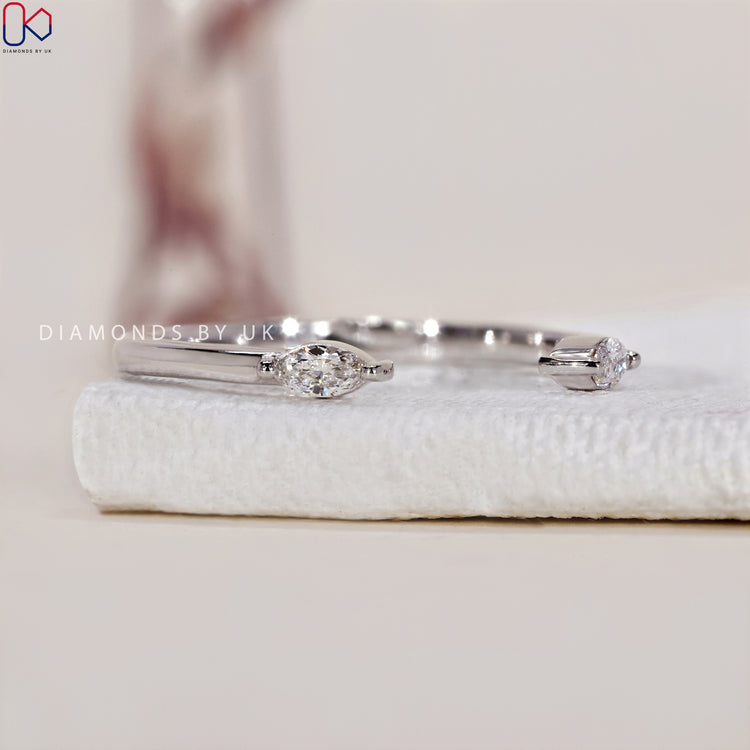 Prong setting band ensuring secure diamond placement with stunning brilliance.
