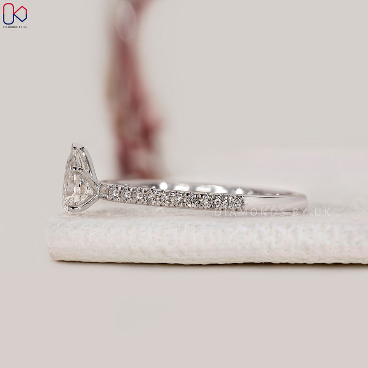 V shaped prong setting pear diamond engagement ring.
