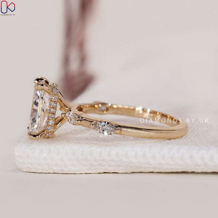 Round cut diamond set in a classic design.
