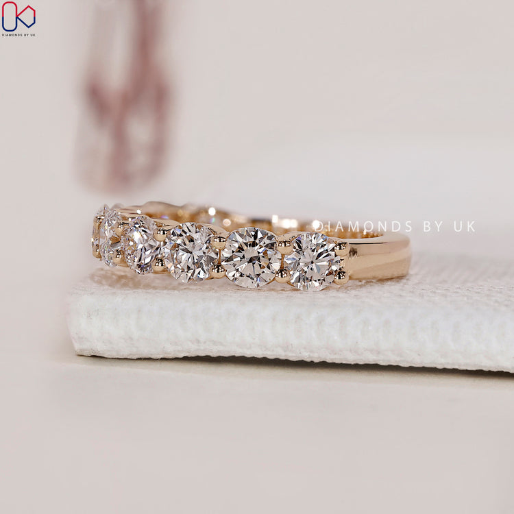 Minimalist wedding band with simple yet sophisticated design for daily wear.
