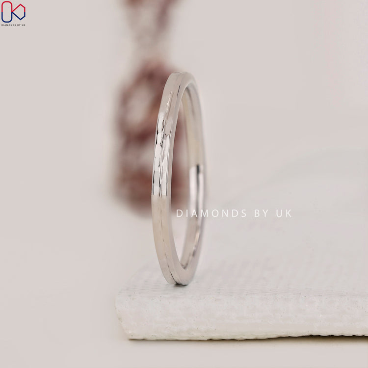 Diamondsbyuk band in white gold wedding band.
