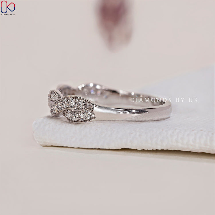 White gold wedding band with a polished finish and classic appeal.
