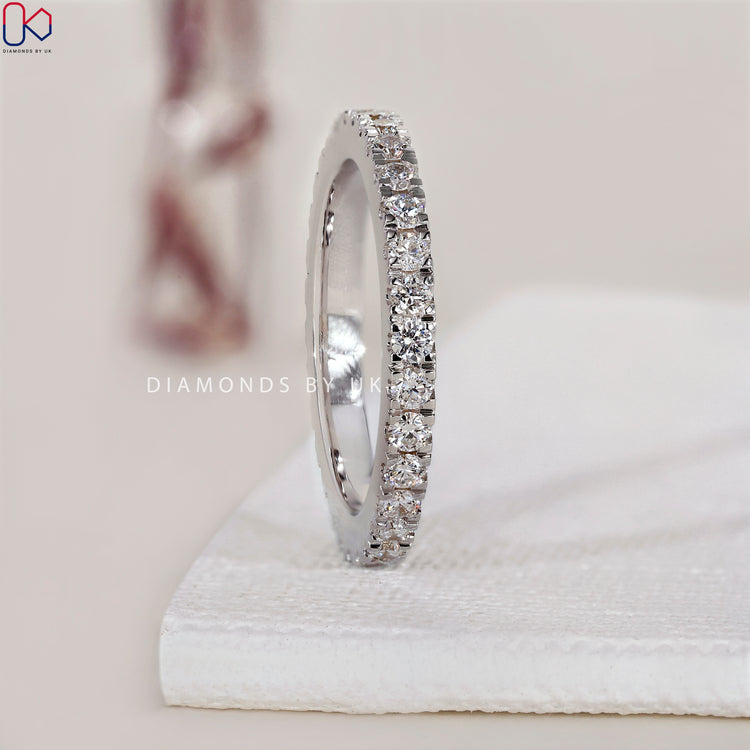 White gold wedding band offering elegance and sophistication.
