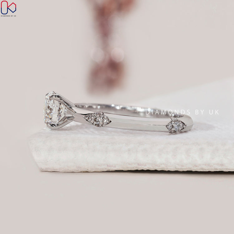 Diamondsbyuk Ring with a beautiful lace crown band design.
