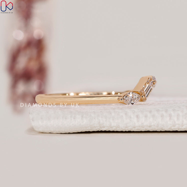 Diamondsbyuk band with shared prong wedding band.
