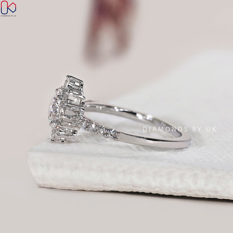 White gold ring featuring a classic round diamond centre stone.
