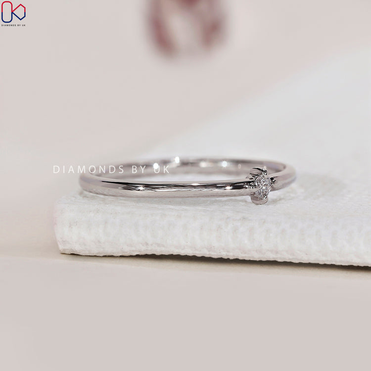 Diamondsbyuk wedding band with a minimalist design for a modern aesthetic
