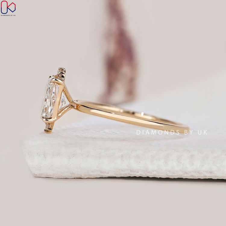 Lab Grown Diamond ring with 4 prong claw setting and yellow gold.

