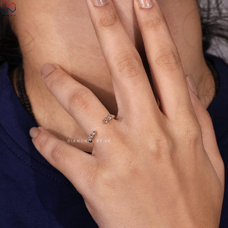 Diamondsbyuk wedding band in yellow gold with a round cut diamond.
