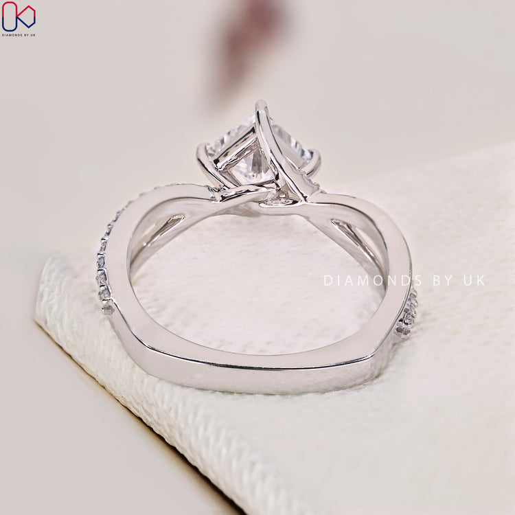 Prong setting ring with a dazzling diamond centrepiece.
