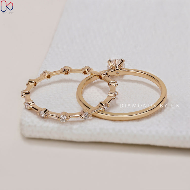 Yellow gold bridal set for a luxurious and warm finish.
